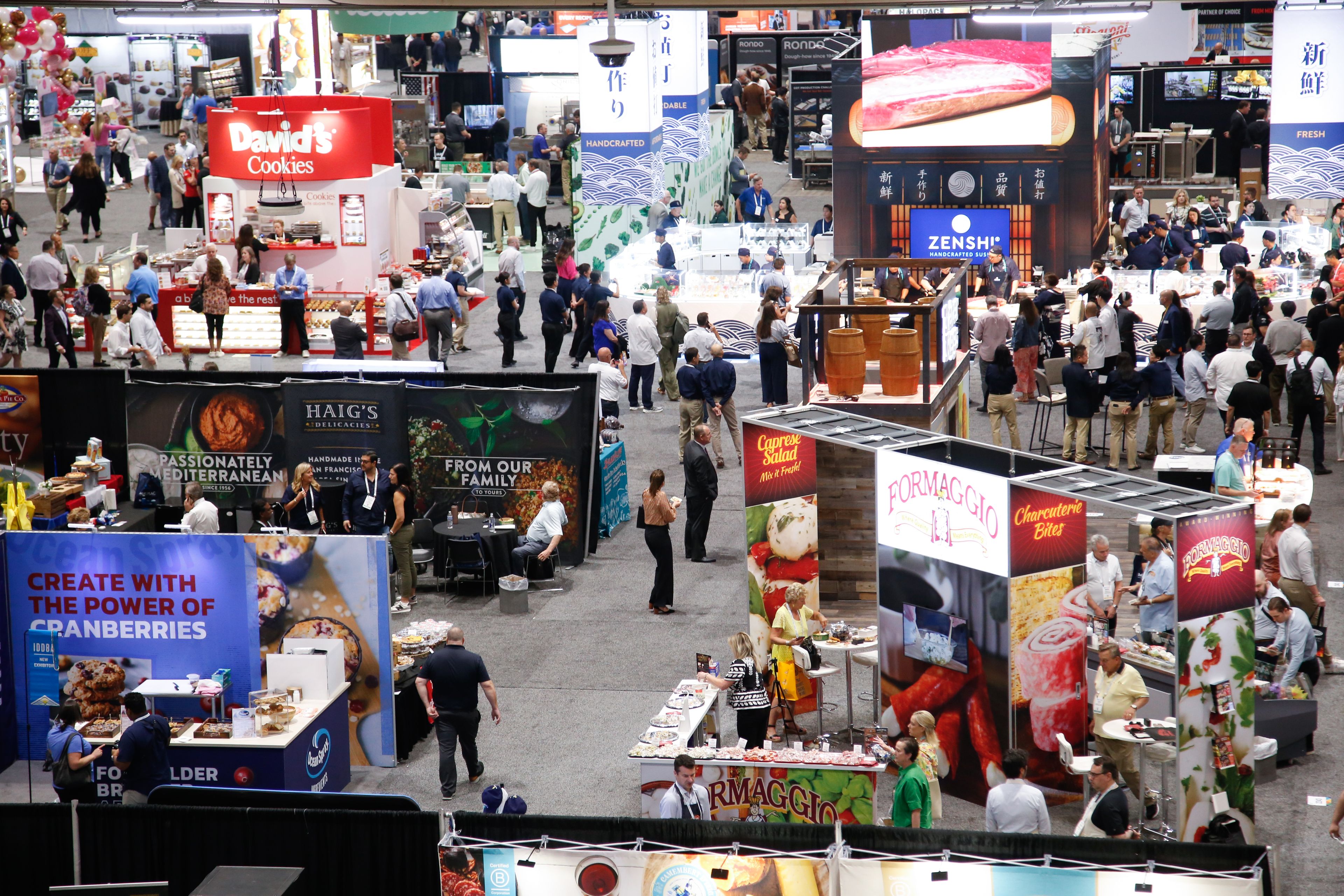 iddba-2025-exhibit-hall-crowd-exhibitors-attendees_MG_3439
