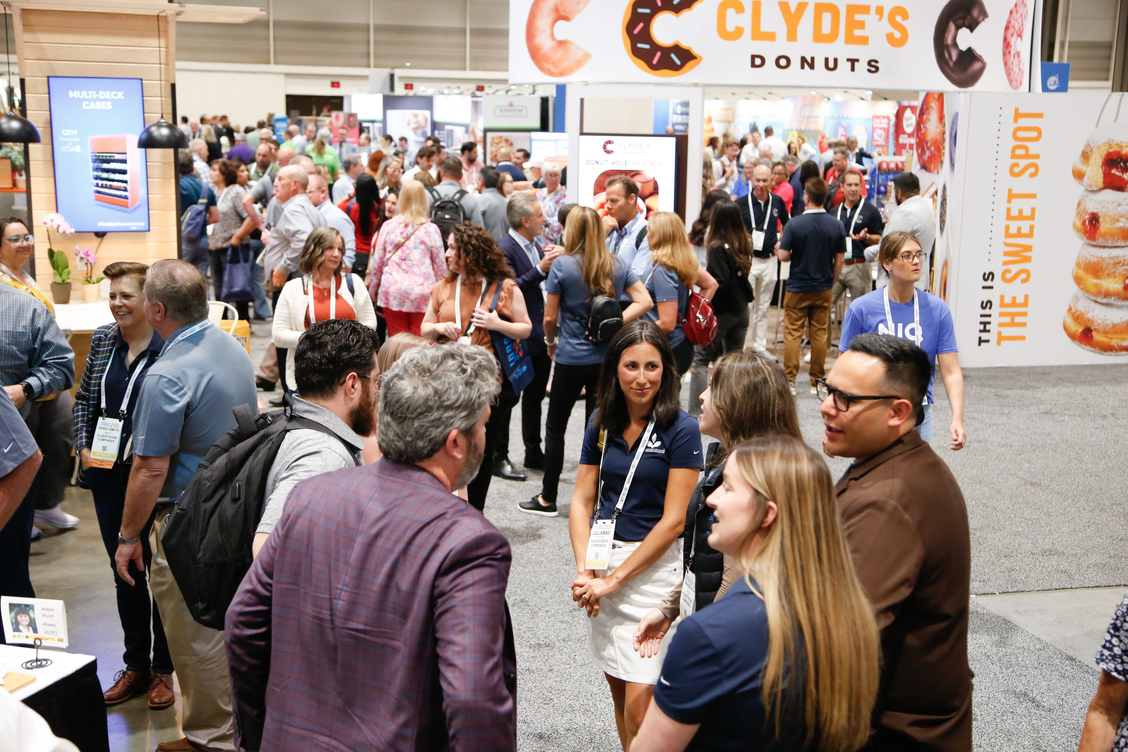 iddba-2025-exhibit-hall-crowds