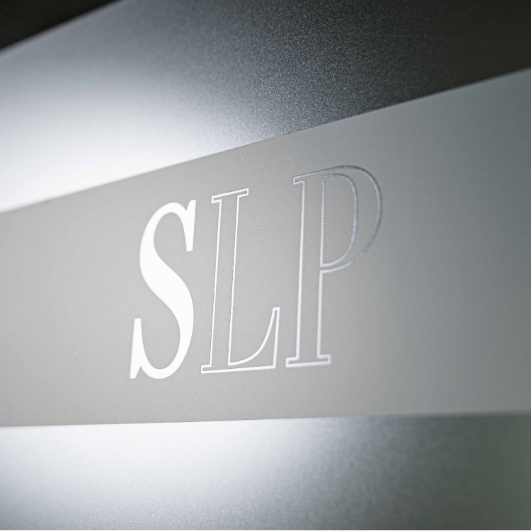 Logo der SLP Personalberatung auf einer matten Scheibe