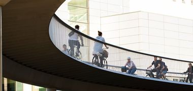 Menschen fahren Fahrrad in der Stadt über eine Brücke.