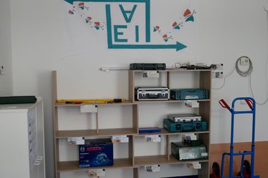 In einem Regal stehen diverse Werkzeuge und Geräte, die ausgeliehen werden können.