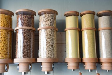 Kleine Silos von Nudeln und Körnern zum selbst abfüllen in der Hamsterbacke.