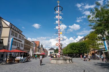 Marktplatz mit Maibaum
