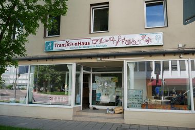 Die Ladenfront des Transition Hauses.