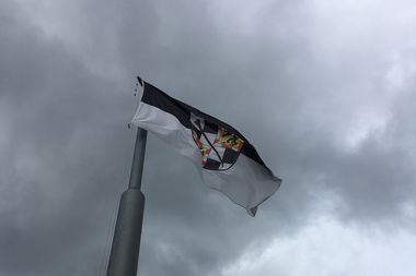 Fahne auf dem Dach des Rathauses