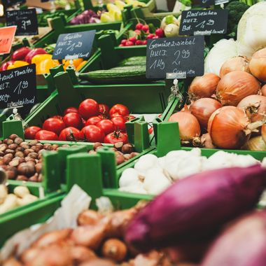 Eine Gemüse-Auslage mit Preisschildern