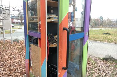 Am Ökologisch-Botanischen Garten haben Studierende eine alte Telefonzelle zu einem Tauschschrank umfunktioniert.