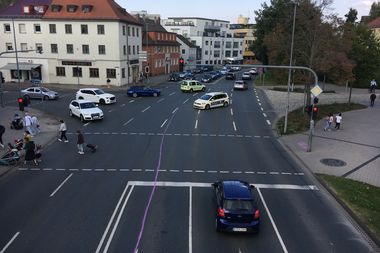 Kreideaktion des Klimaentscheids auf dem Bayreuther Stadtkernring