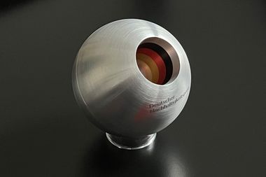 Eine metallene Kugel auf der "Deutscher Nachhaltigkeitspreis" steht.