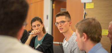 Menschen unterhalten sich in einer Kleingruppe eines Bürgerrates.