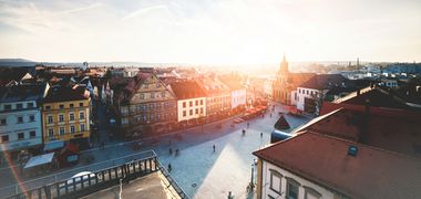 Blick auf den Marktplatz in Bayreuth von oben.