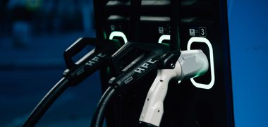 Nahaufnahme von drei Ladesteckern, die in einer Ladesäule stecken.