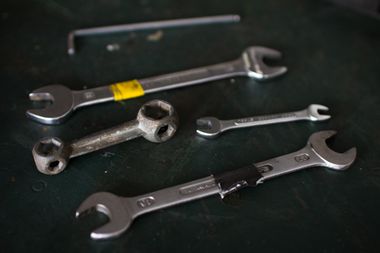 Schraubenschlüssel liegen auf einem Tisch