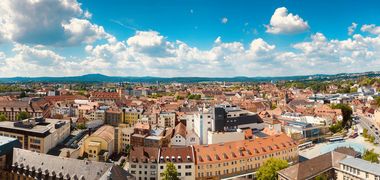 Luftbildaufnahme im Weitwinekl von Bayreuth bei strahlend baluem Himmel.