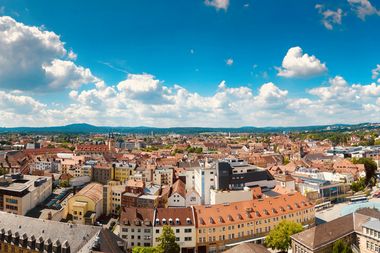 Luftbildaufnahme im Weitwinekl von Bayreuth bei strahlend baluem Himmel.