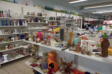 Regale mit gespendeten Haushaltswaren im Werkhof Regenbogen.