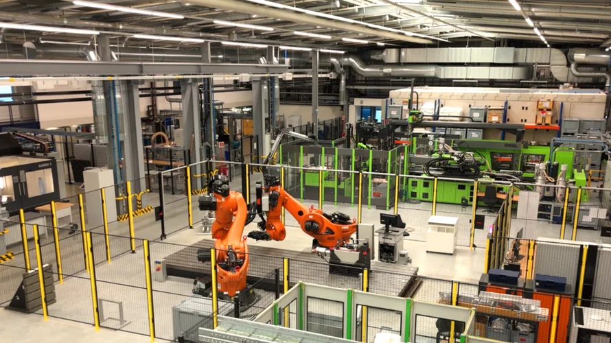 Industrieroboter in einer Werkshalle