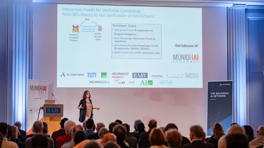 Shafi Goldwasser hält eine Munich AI Signature Lecture vor Publikum