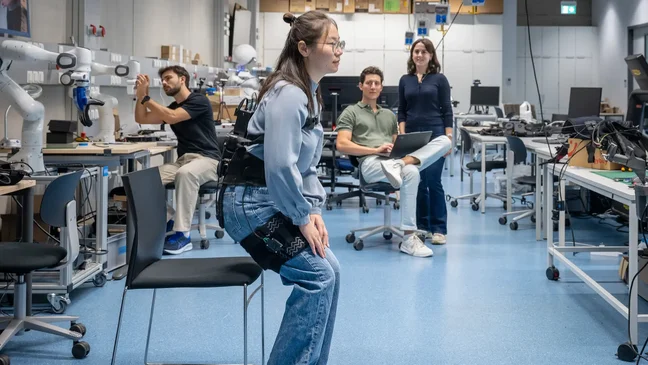 Dr. Xiaohui Zhang aus dem Lehrstuhl für Intelligente Bio-Robotische Systeme der TUM zeigt ihr Exoskelett, das älteren Menschen mit Hüftproblemen das Aufstehen erleichtert.