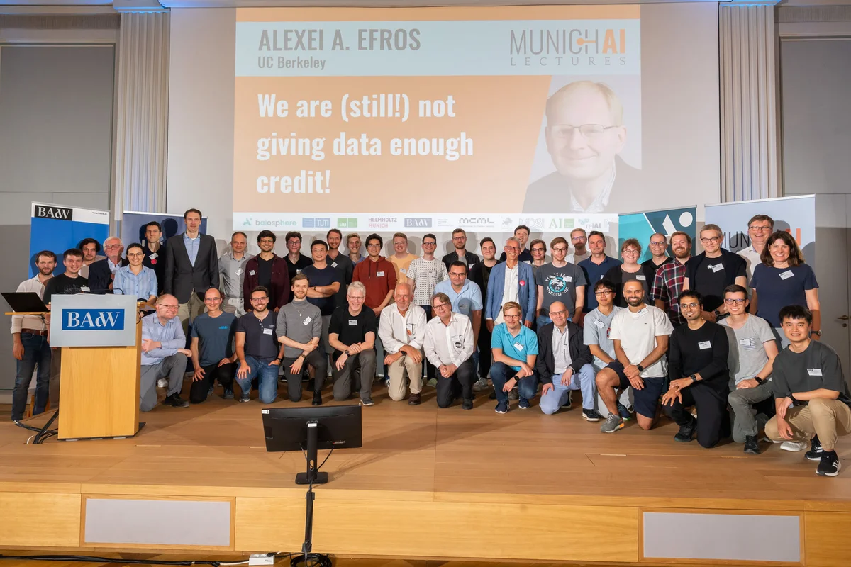 Eine große Menschengruppe nach der Munich AI Lecture mit Alexei Efros