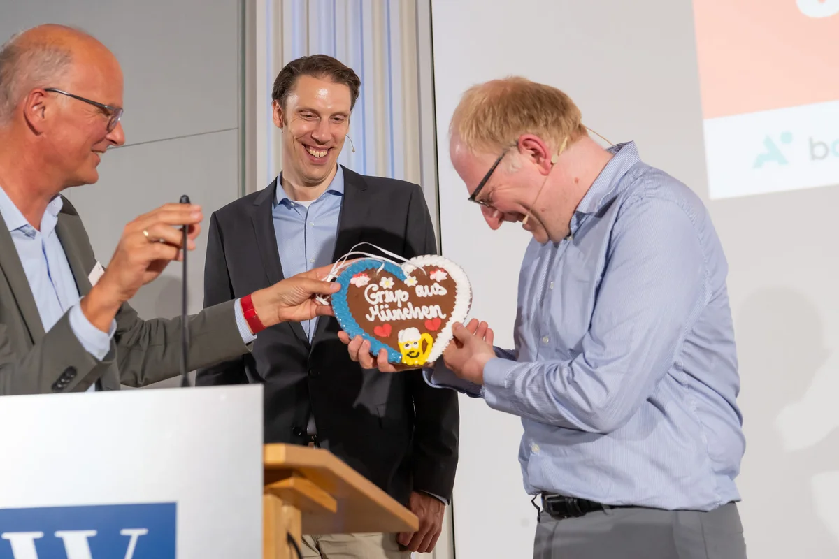 Alexei Efros bekommt nach seiner Munich AI Lecture ein Lebkuchenherz auf der Bühne überreicht