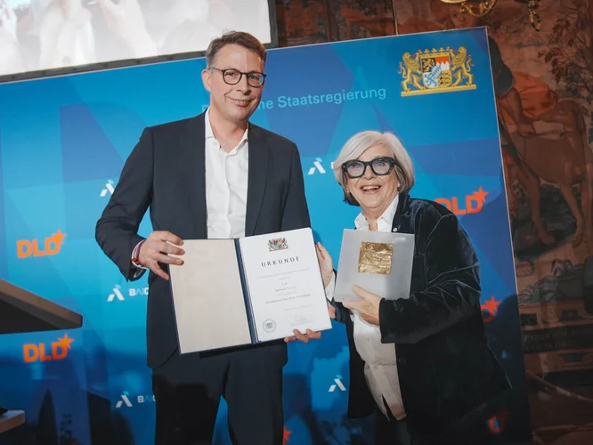 Staatsminister Markus Blume übergibt Steffi Czerny den Orden PRO MERITIS SCIENTIAE ET LITTERARUM