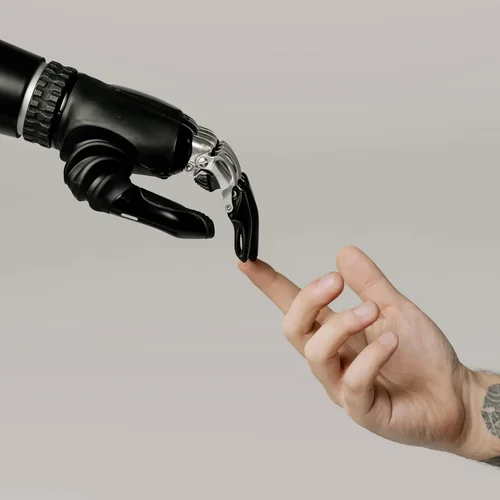 Roboterarm berührt menschliche Hand