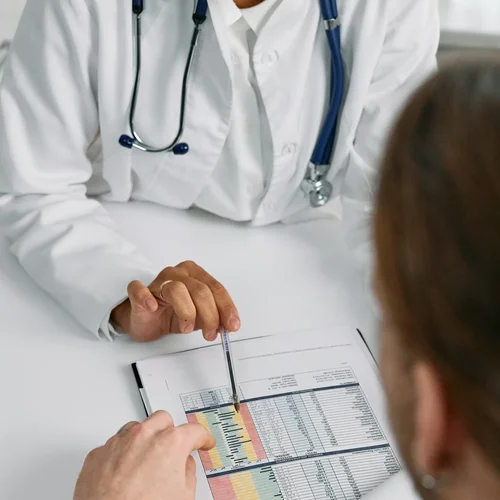 Arzt mit Datenblatt und Patient