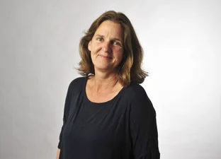 Prof. Dr. Ute Schmid, Mitglied im bayerischen KI-Rat, in dunklem Oberteil vor neutralem Hintergrund