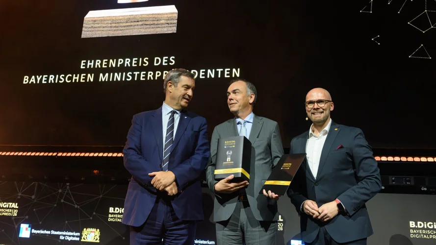 Ministerpräsident Söder mit dem Ehrenpreisträger und Digitalminister Mehring