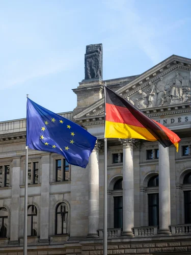 EU-Flagge neben Deutscher