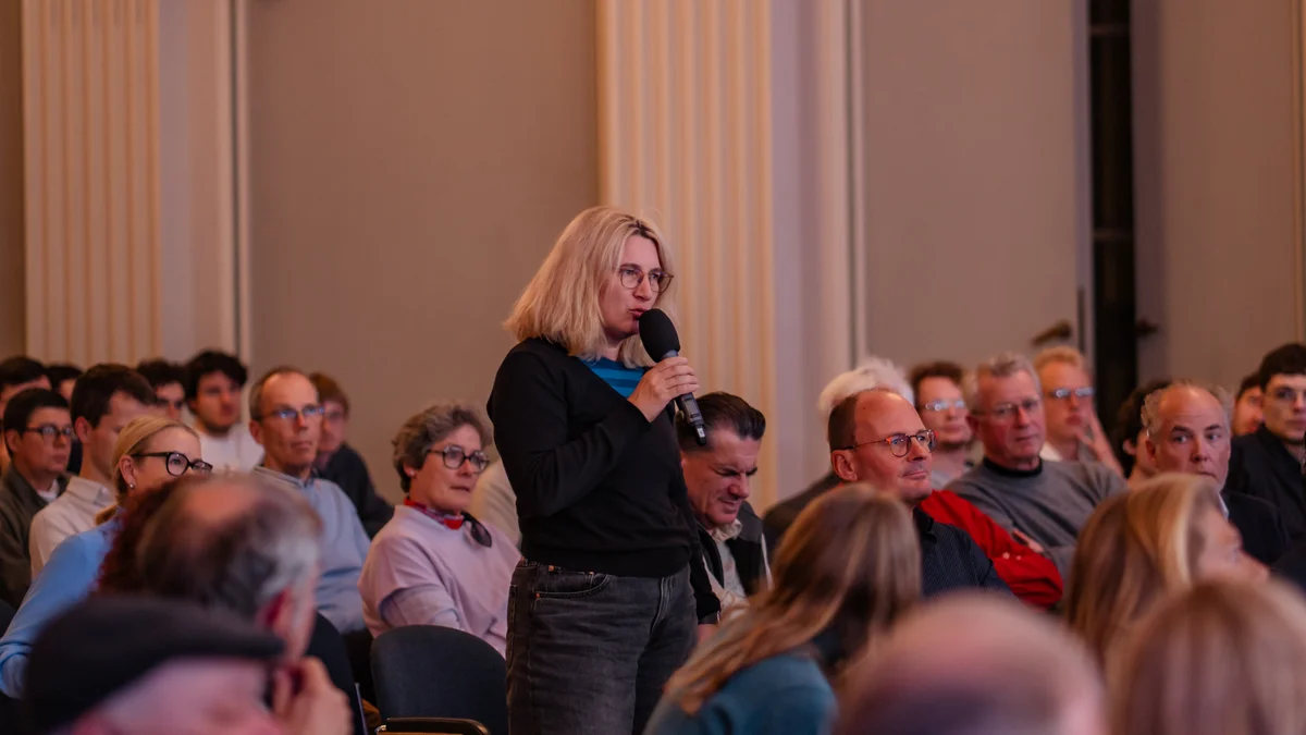 Eine Zuschauerin stellt während der Signature Lecture mit Shafi Goldwasser eine Frage