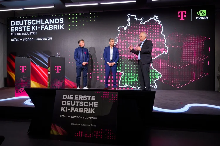 Bühne zur Eröffnung der ersten KI-Fabrik in München