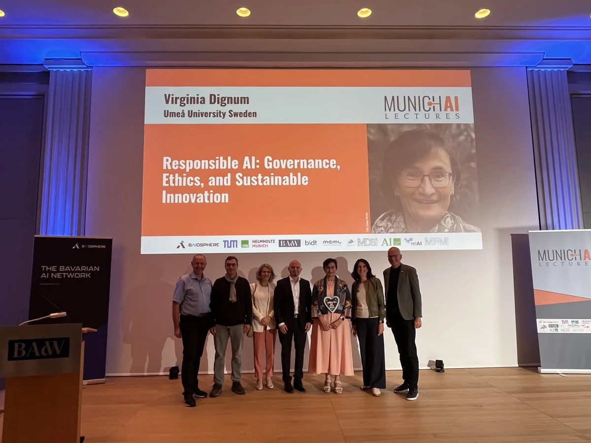 Virginia Dignum steht nach ihrer Munich AI Lecture mit anderen Leuten auf einer Bühne