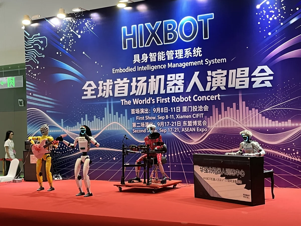 4 Roboter spielen Instrumente auf einer Bühne und treten als Band auf