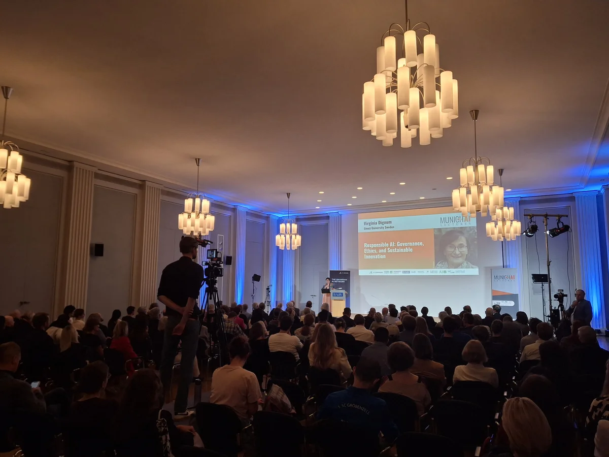 Virgina Dignum hält eine Munich AI Lecture in einem großen Saal