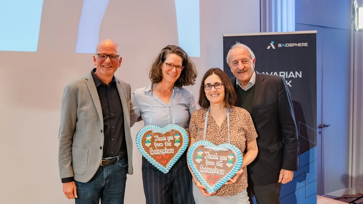 Gruppenbild nach der Signature Lecture mit Shafi Goldwasser. Beide Speakerinnen haben Lebkuchenherzen um den Hals