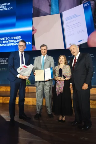 Daniela Rus erhält auf der Bühne den Hightechpreis 2026 von MP Markus Söder