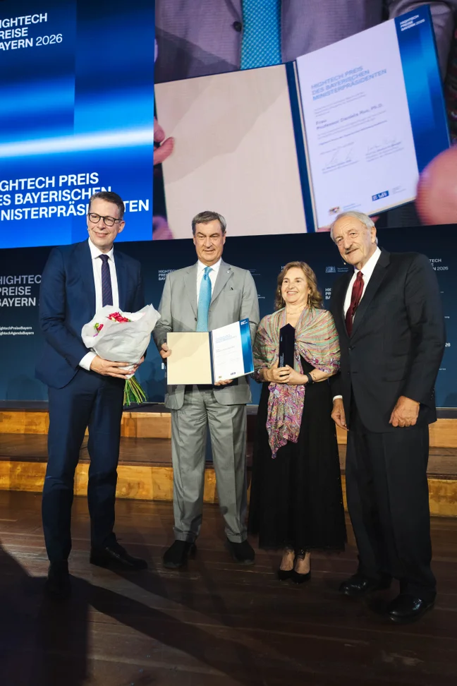 Daniela Rus erhält auf der Bühne den Hightechpreis 2026 von MP Markus Söder