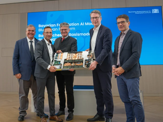 Markus Blume hält mit anderen Politikern eine NVIDIA GPU auf einer Konferenz