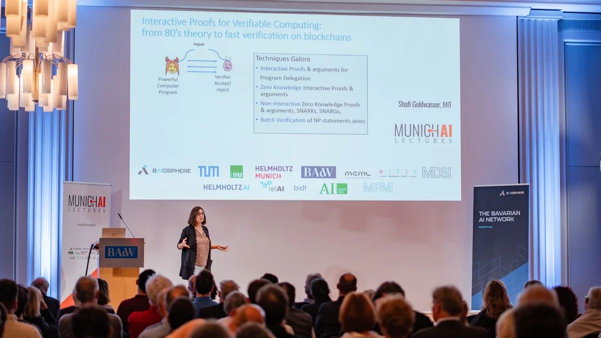 Munich AI Lecture mit Shafi Goldwasser, die vor Publikum auf der Bühne steht