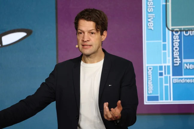 Fabian Theis auf der Bühne der DLD Munich Conference