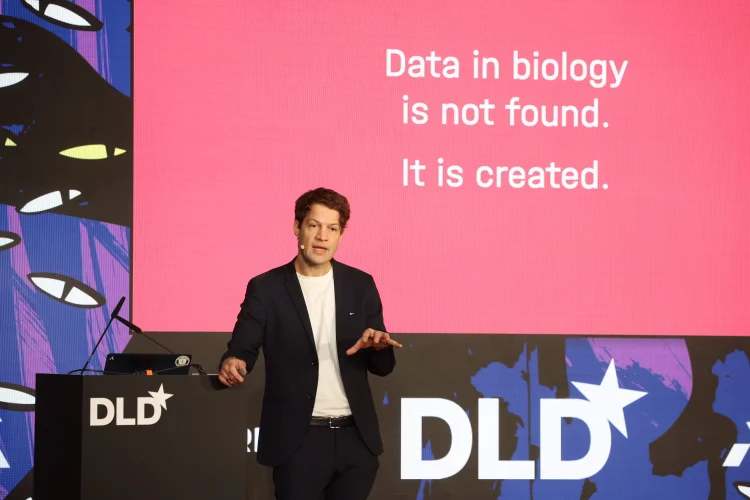 Fabian Theis auf der Bühne der DLD Munich 2026