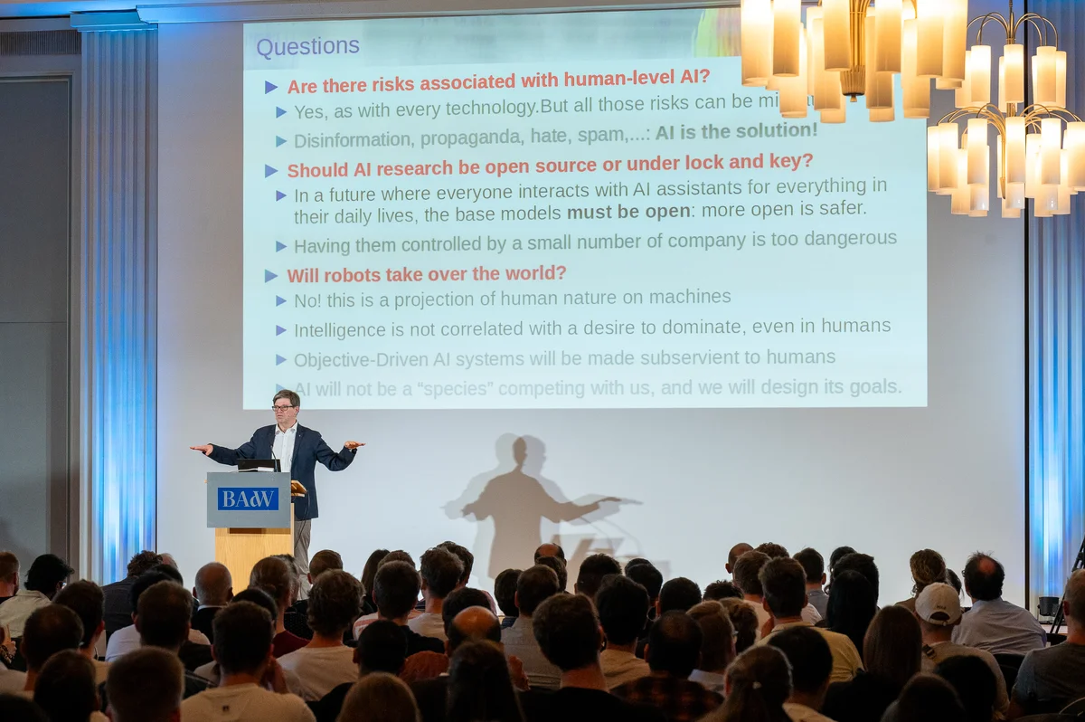 Yann LeCun hält eine Munich AI Lecture in einem vollen Saal