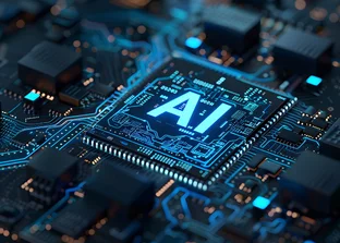 Nahaufnahme eines Computerchips mit leuchtender Aufschrift ‚AI‘, eingebettet in eine Leiterplatte mit blauen Schaltkreisen, symbolisiert künstliche Intelligenz und moderne Technologie