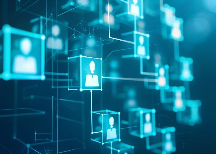 Abstrakte Darstellung eines digitalen Netzwerks mit verknüpften Symbolen von Personen in leuchtenden blauen Würfeln, symbolisiert Organisation, Vernetzung und digitale Zusammenarbeit.