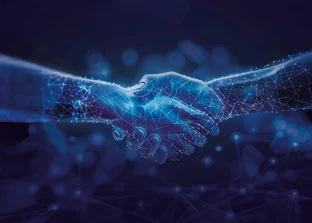Digitale Darstellung eines Handschlags zwischen Mensch und KI, visualisiert mit blauen Lichtlinien und Netzwerken, symbolisiert Vertrauen, Ethik und Zusammenarbeit.