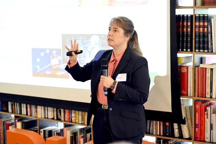 Prof. Gitta Kutyniok hält Vortrag