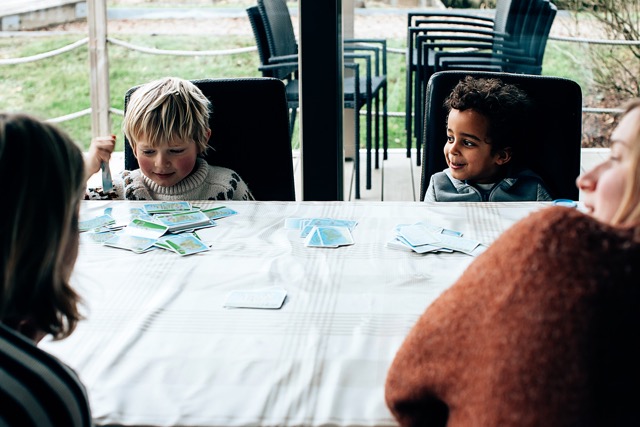 Kinderen spelen met Panini-kaarten