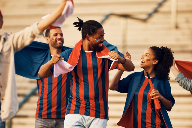 man en vrouw in hun recent gekochte wk voetbalshirt